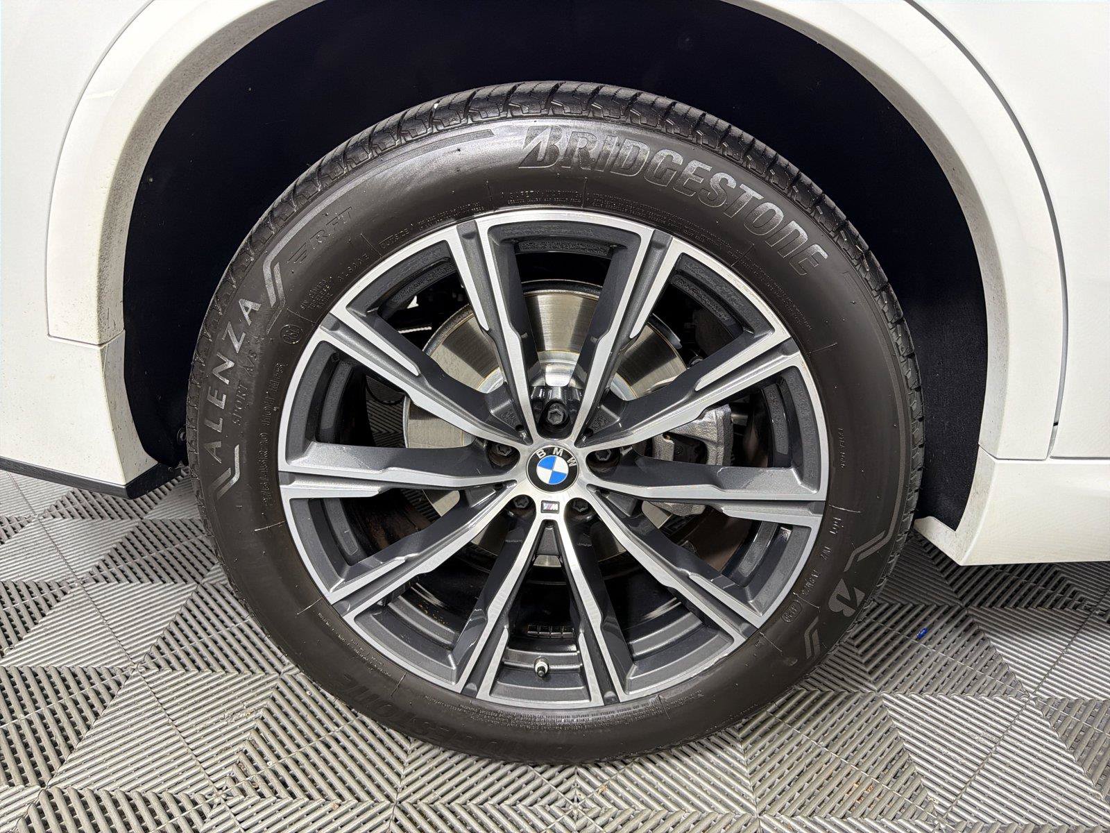Used 2024 BMW X5 xDrive40i w/ M Sport Package AWD/4WD image 15