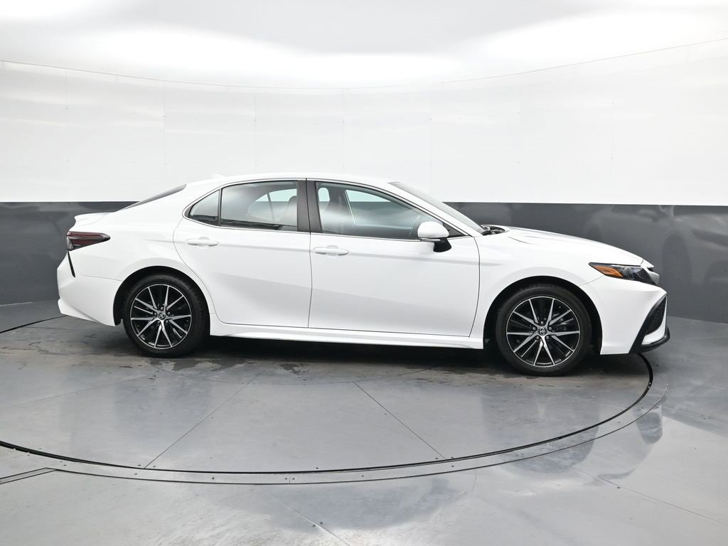 Used 2024 Toyota Camry SE image 3