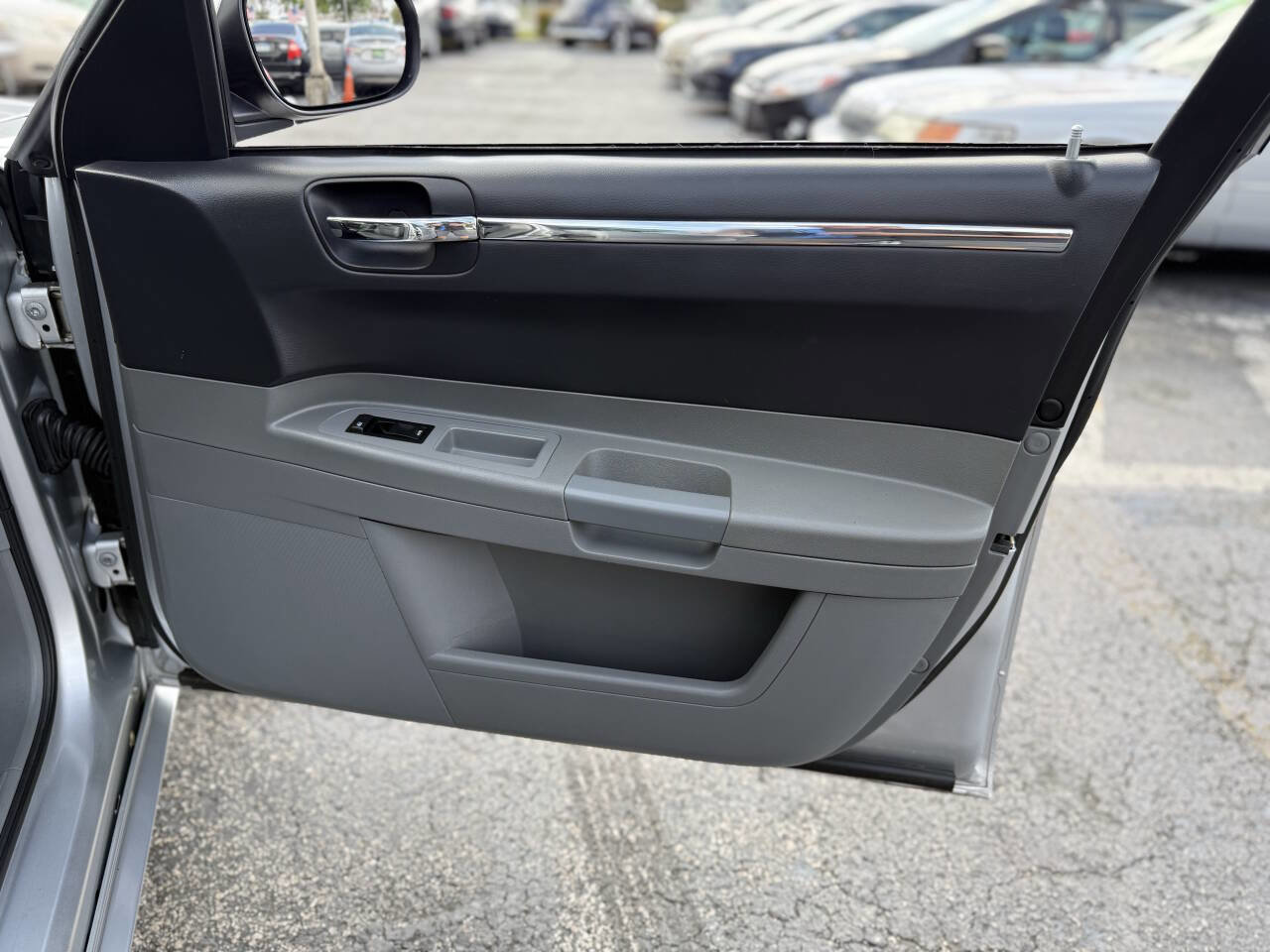 Used 2005 Chrysler 300 Touring RWD image 26