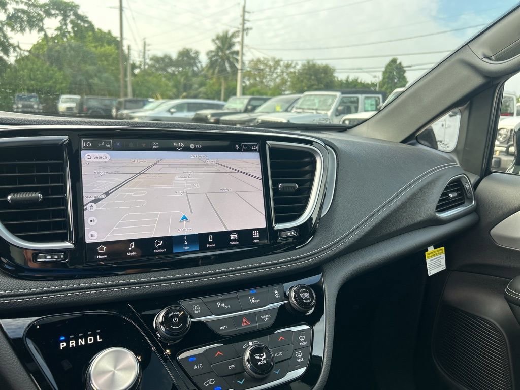 New 2025 Chrysler Pacifica Limited image 12