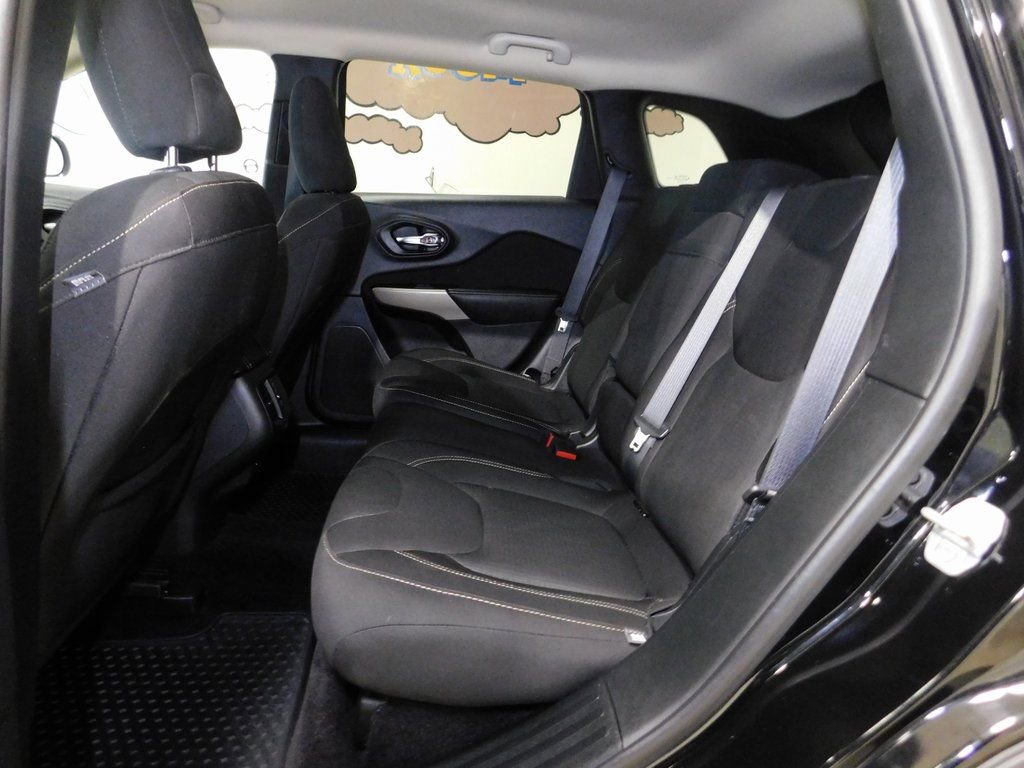 Used 2017 Jeep Cherokee Latitude w/ Comfort & Convenience Group AWD/4WD image 69