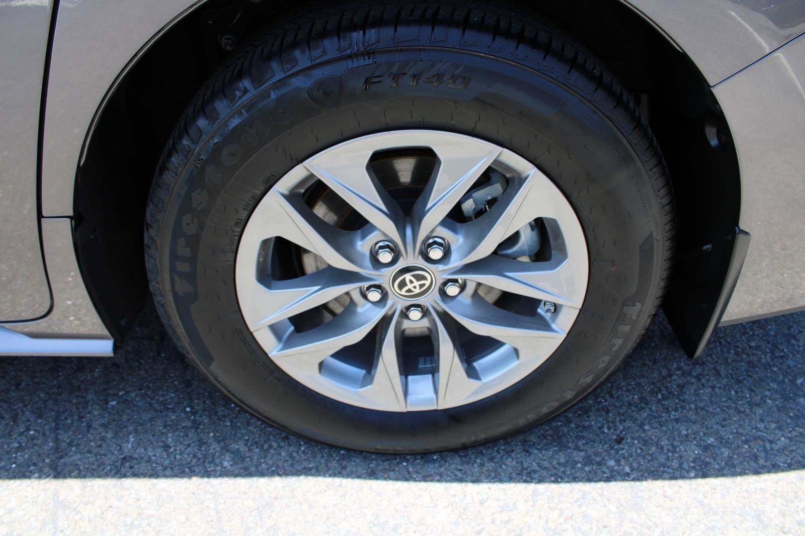 Used 2024 Toyota Sienna XLE AWD/4WD image 11