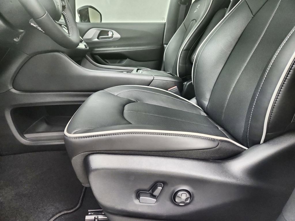 New 2026 Chrysler Pacifica Limited image 20