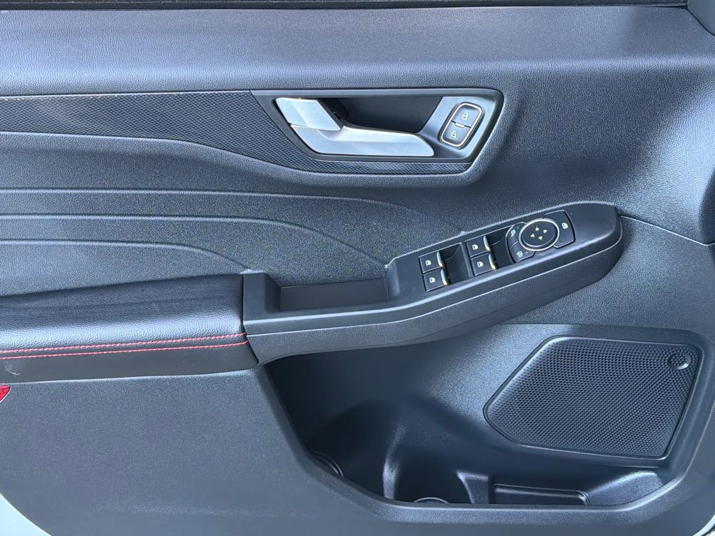 Used 2025 Ford Escape ST-Line w/ Equipment Group 301A image 3
