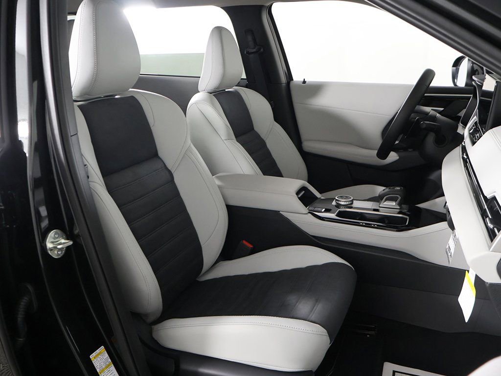 New 2025 Mitsubishi Outlander SE image 34