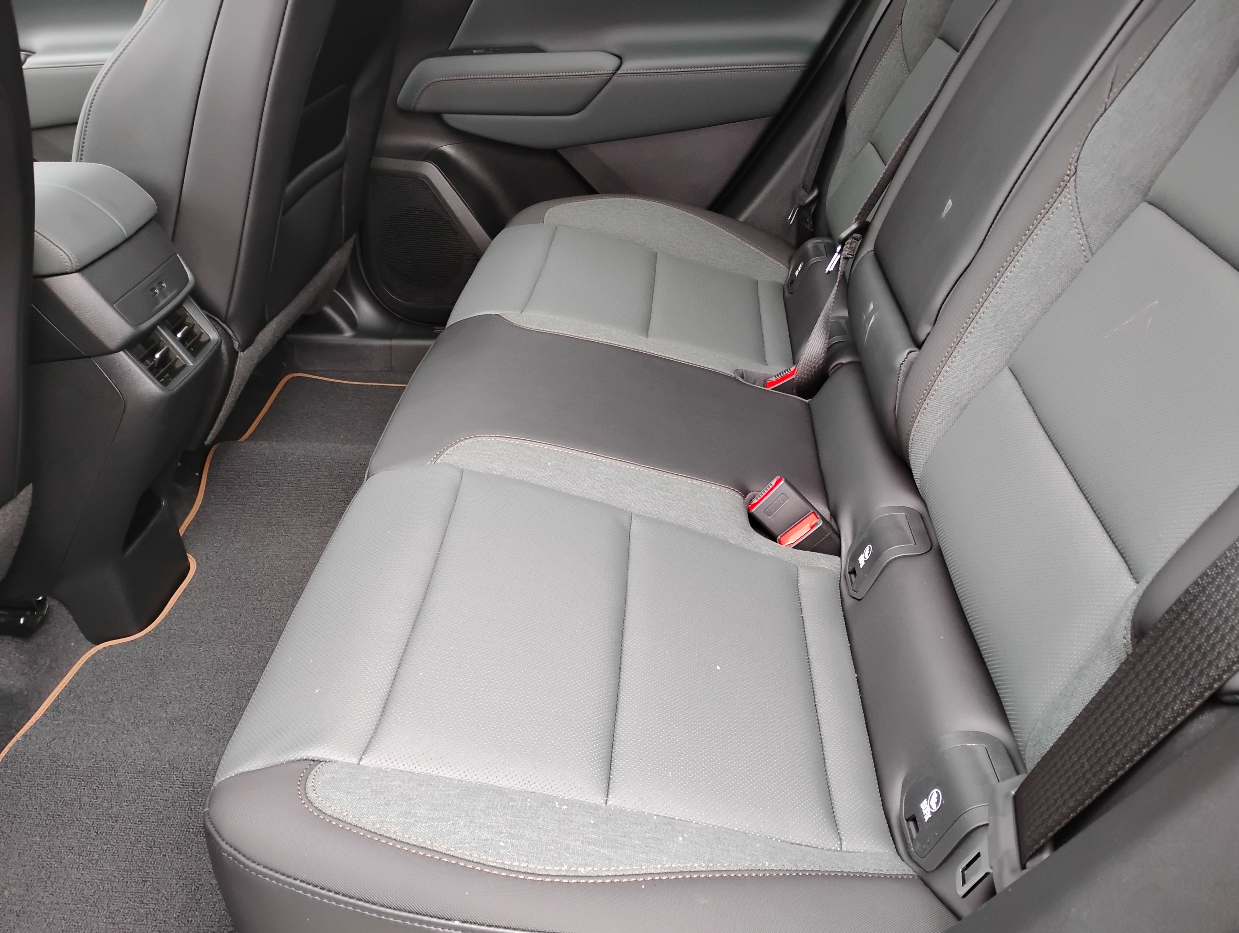 New 2026 GMC Terrain AT4 w/ LPO, Black Badging Package image 17