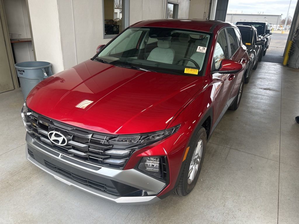 Used 2025 Hyundai Tucson SE image 1