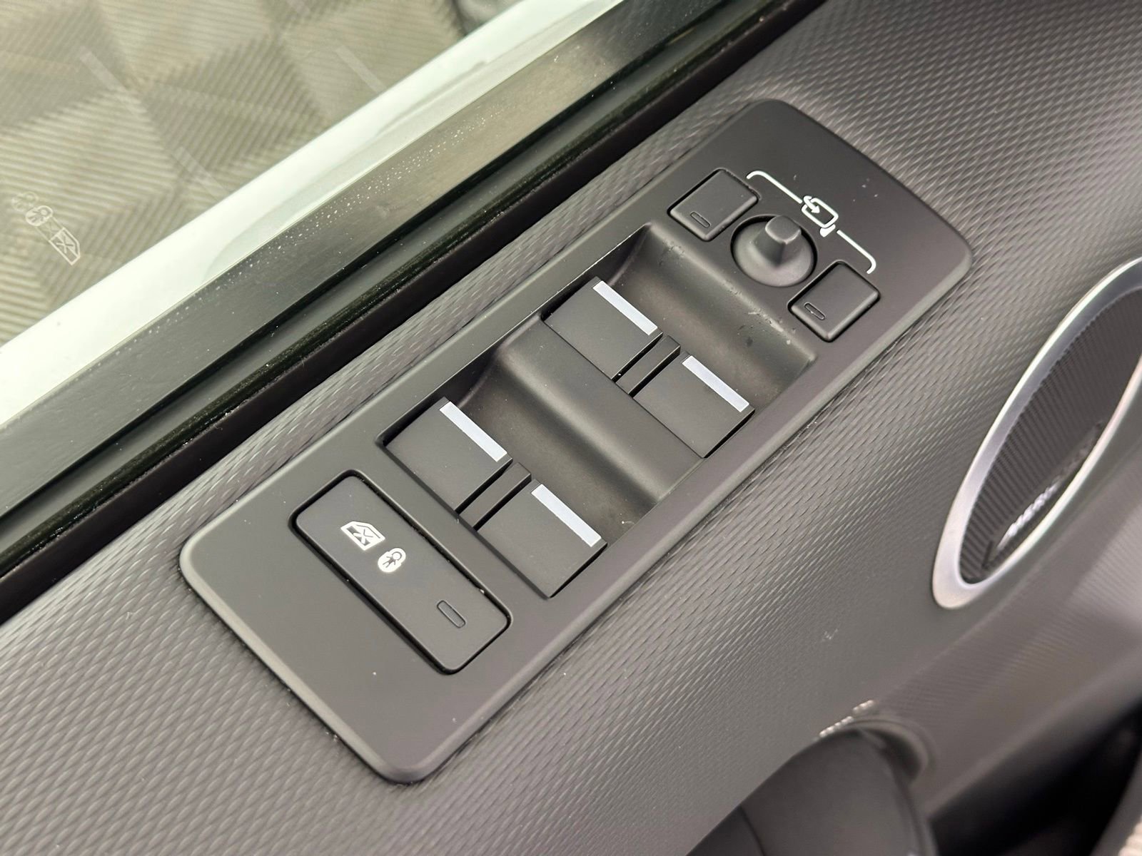 Used 2023 Land Rover Discovery Metropolitan Edition image 41