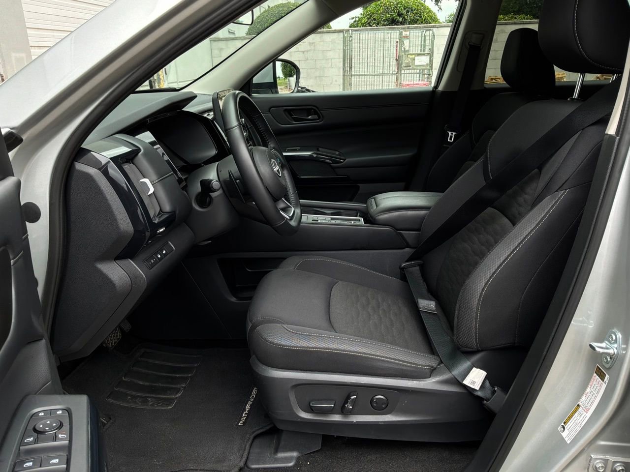 Used 2025 Nissan Pathfinder SV FWD image 10