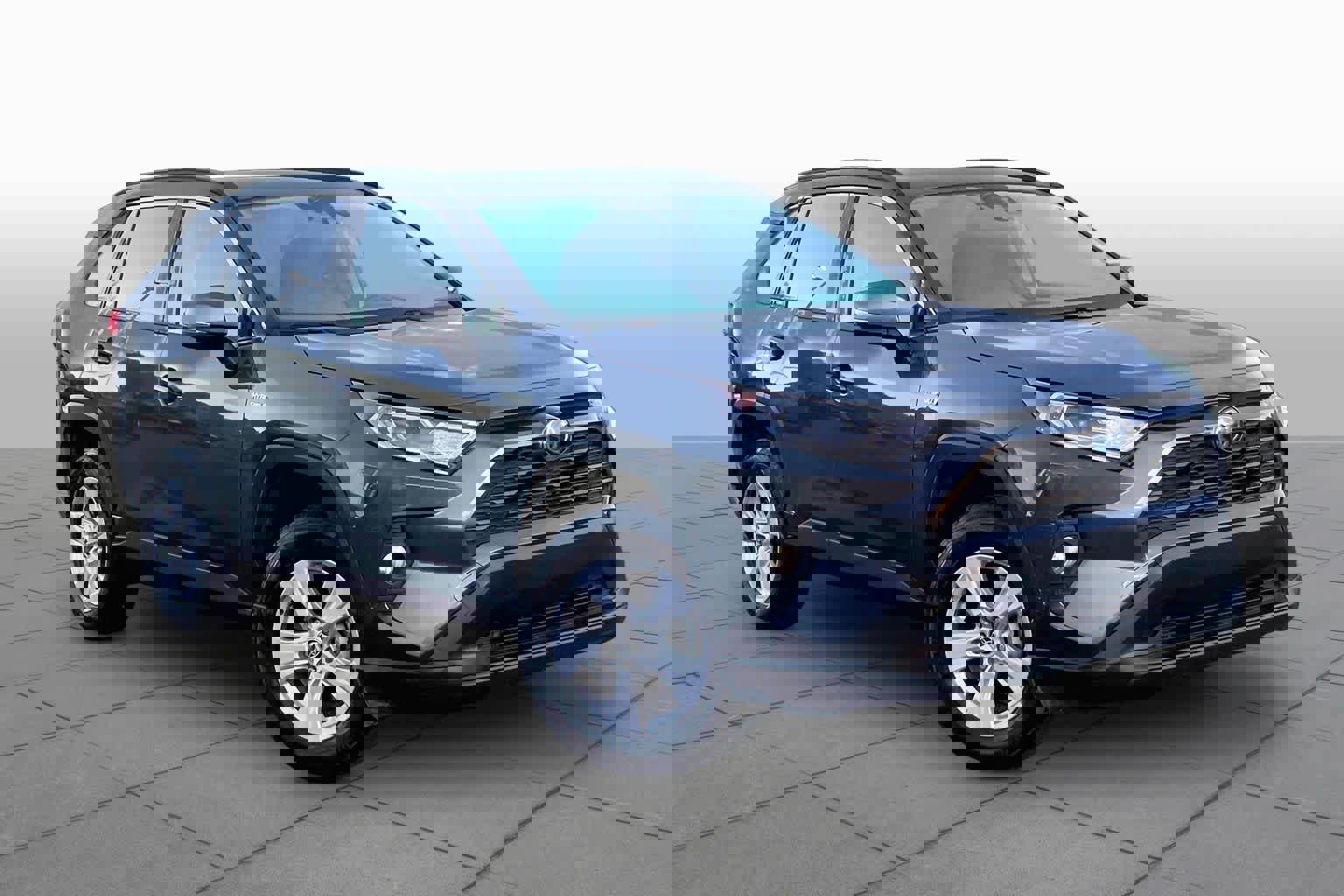 Used 2020 Toyota RAV4 XLE w/ Convenience Package image 3