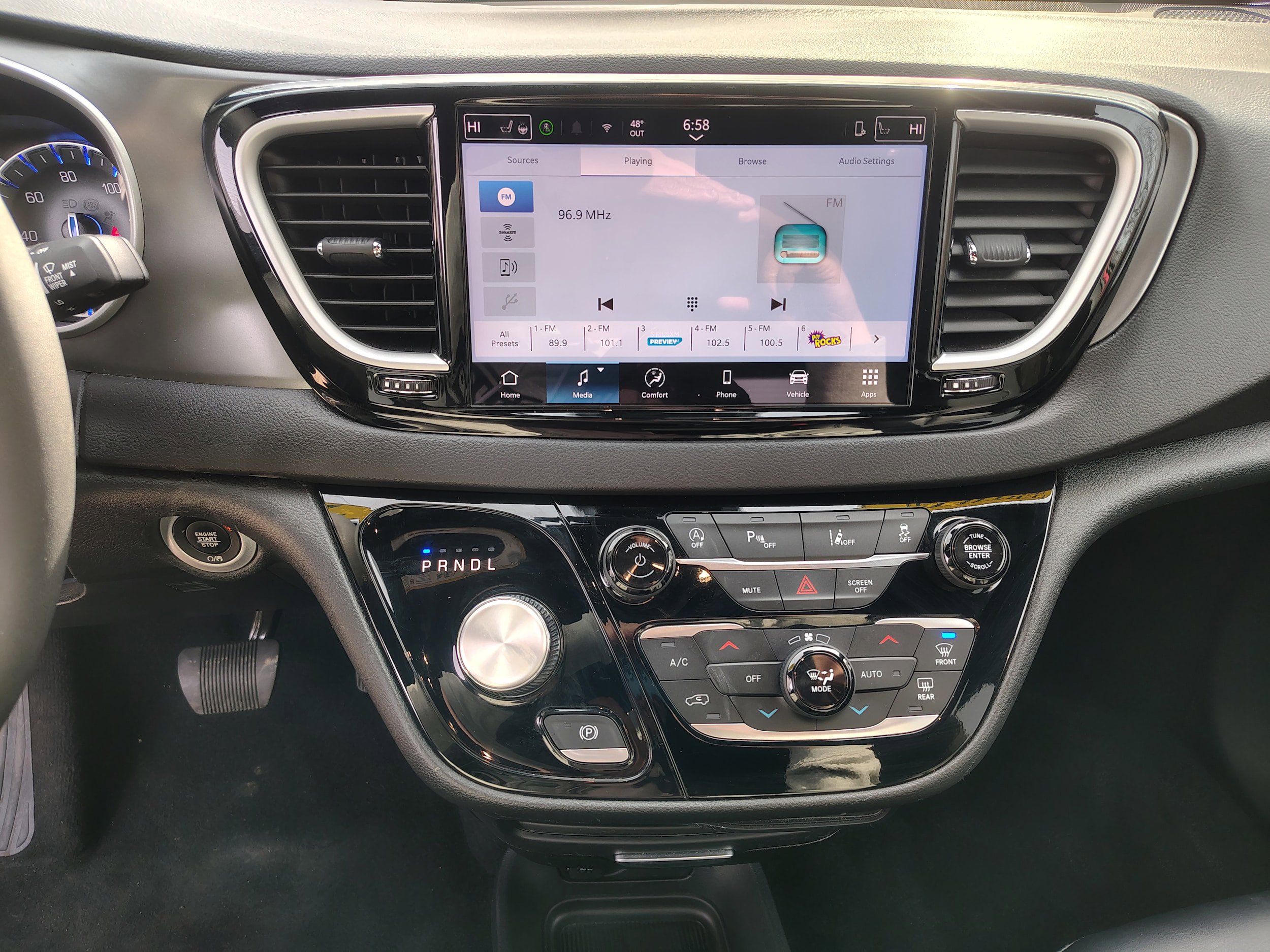 Used 2025 Chrysler Pacifica Select image 34