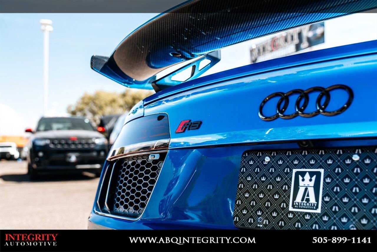 Used 2017 Audi R8 V10 w/ Carbon Exterior Package image 13