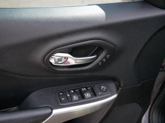 Used 2018 Jeep Cherokee Overland w/ Heavy Duty Protection Group AWD/4WD image 15