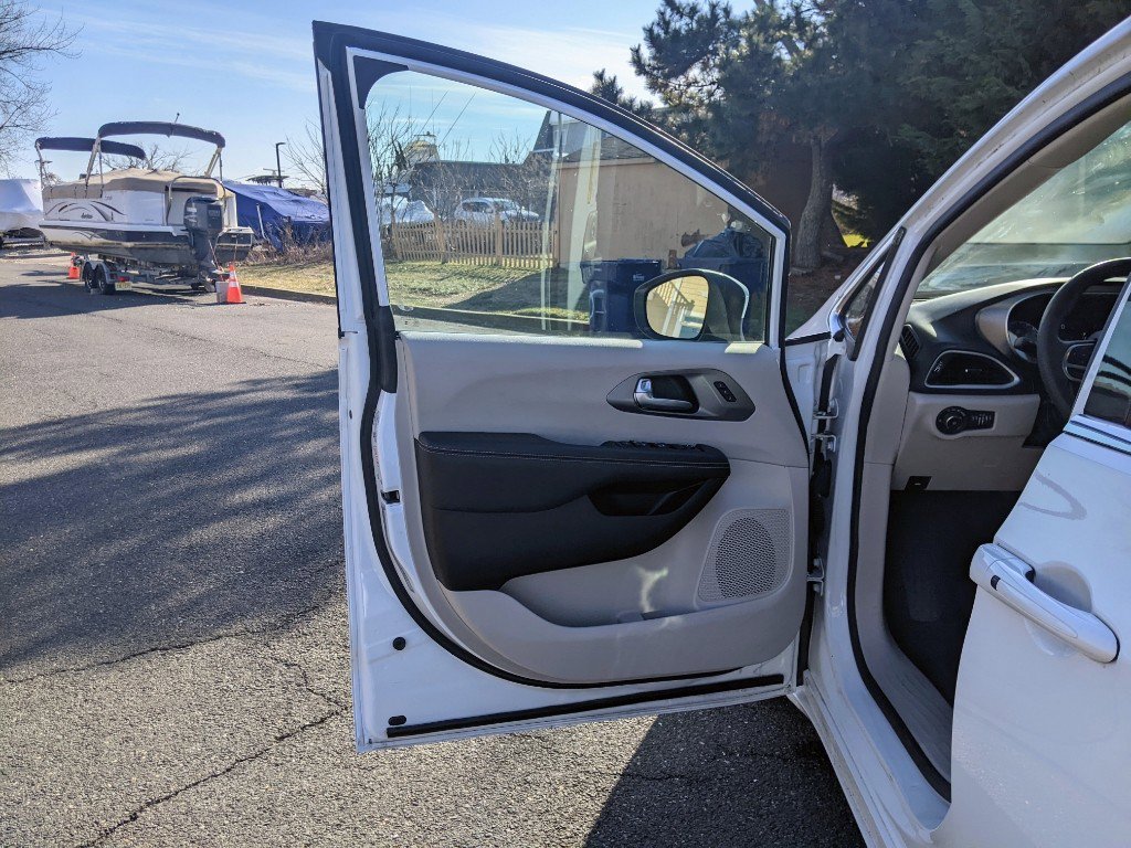 Used 2023 Chrysler Pacifica Touring-L image 10