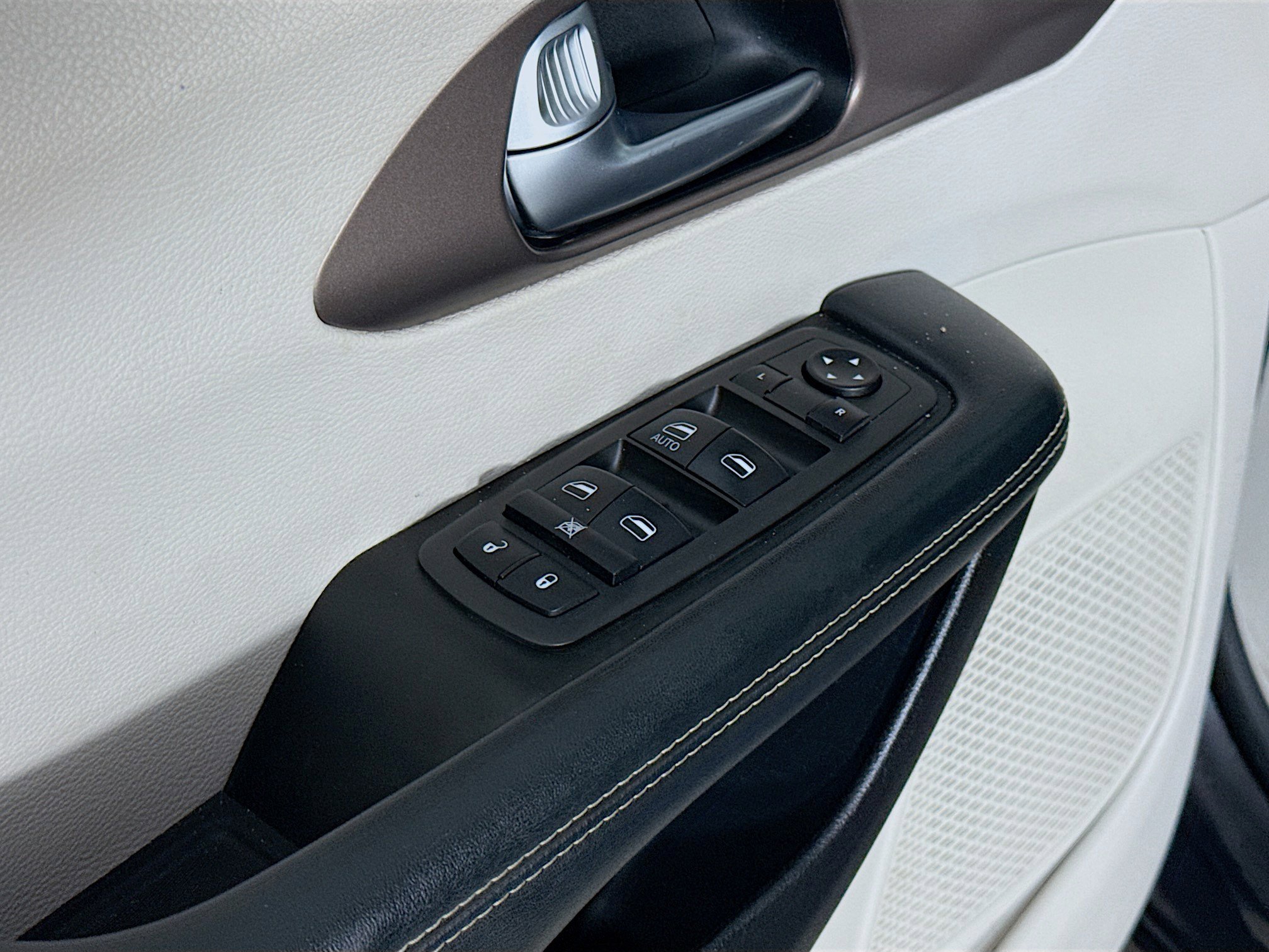 Used 2021 Chrysler Voyager L FWD image 24
