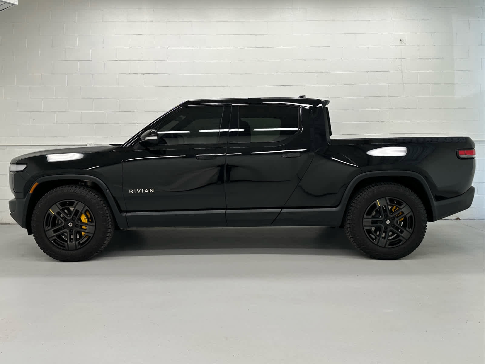 Used 2022 Rivian R1T Adventure image 3