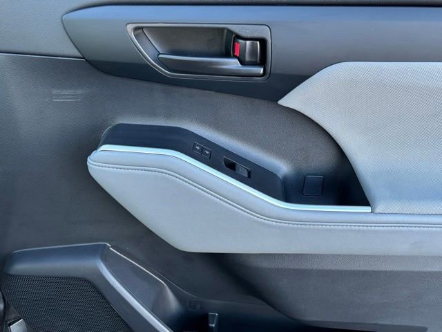 Used 2024 Toyota Highlander LE image 23