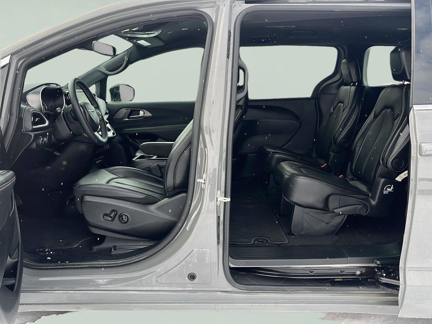 Used 2025 Chrysler Pacifica Select image 26