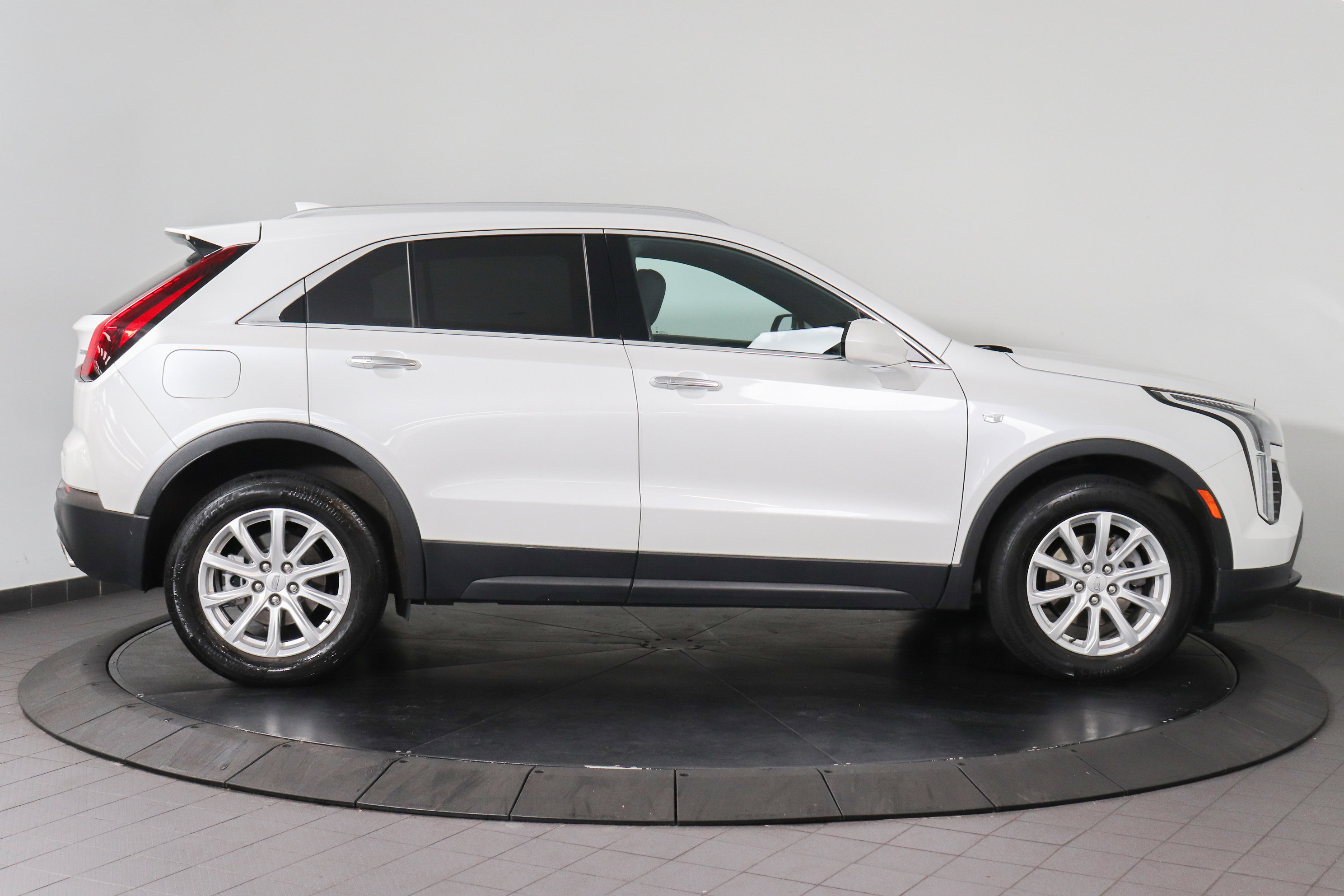 Used 2023 Cadillac XT4 Luxury w/ Cold Weather Package AWD/4WD image 6