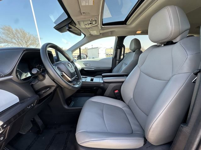 Used 2025 Toyota Sienna XLE image 28
