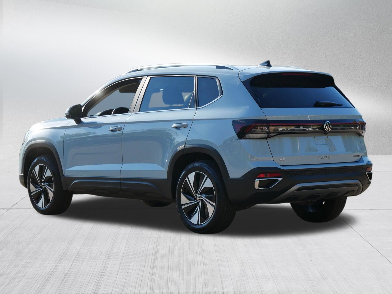 Used 2025 Volkswagen Taos SE w/ Panoramic Sunroof Package AWD/4WD image 5
