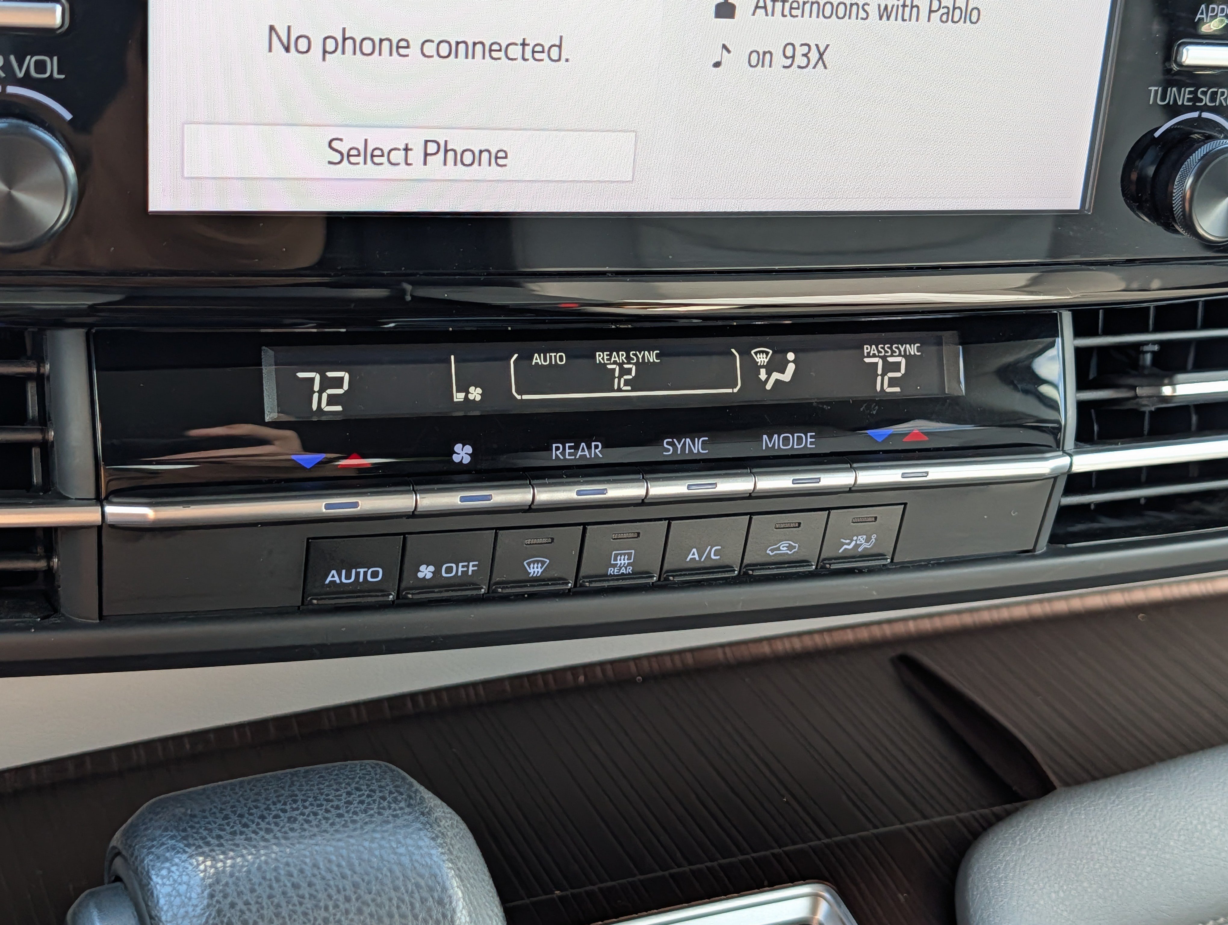 Used 2024 Toyota Sienna LE FWD image 23