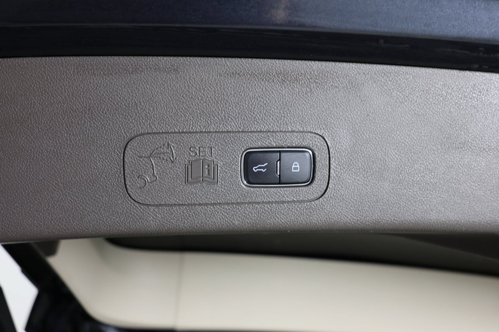Used 2021 Lincoln Aviator Reserve w/ Class IV Trailer Tow Package AWD/4WD image 34