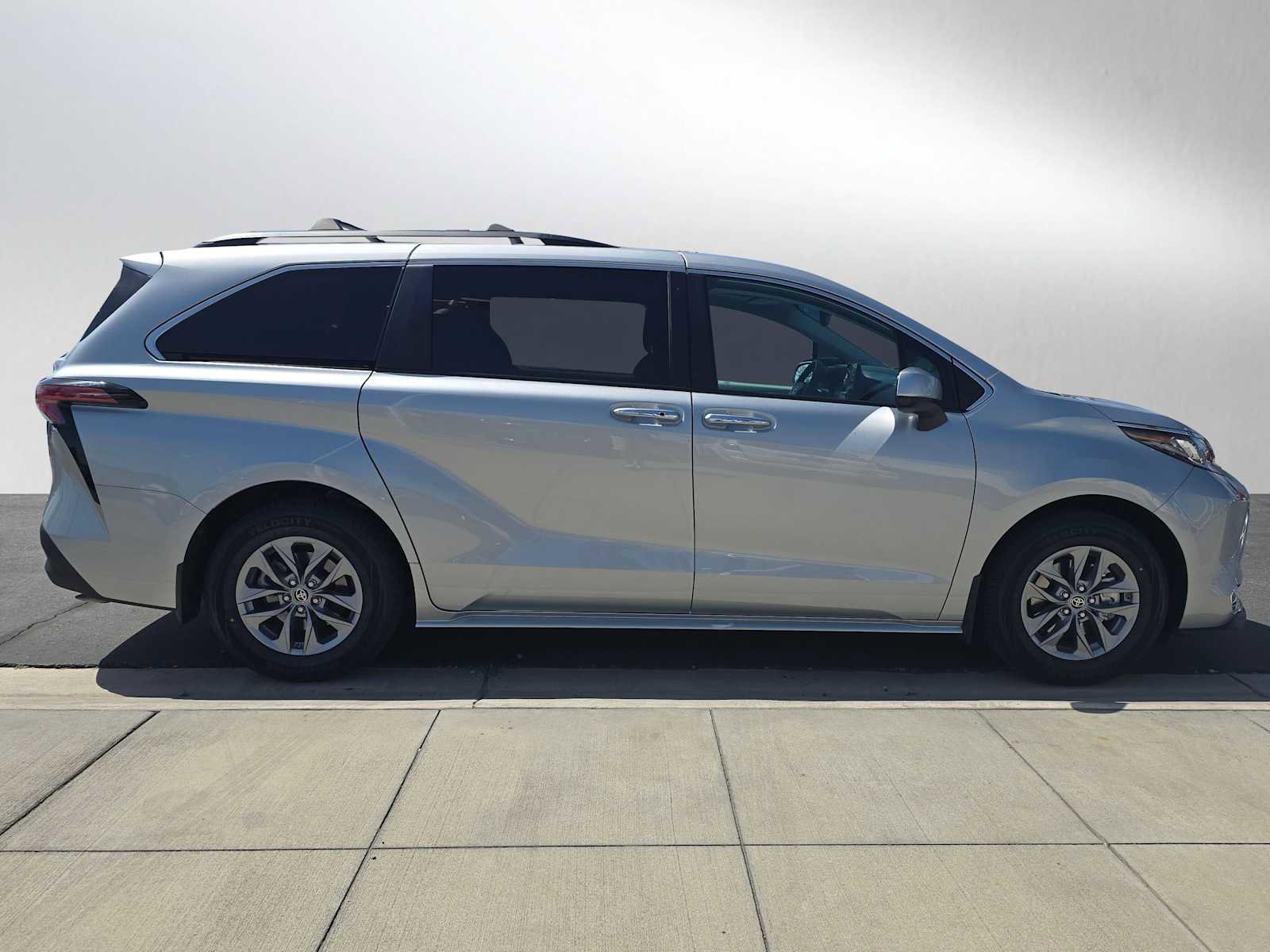 Used 2022 Toyota Sienna XLE w/ XLE Plus Package image 2