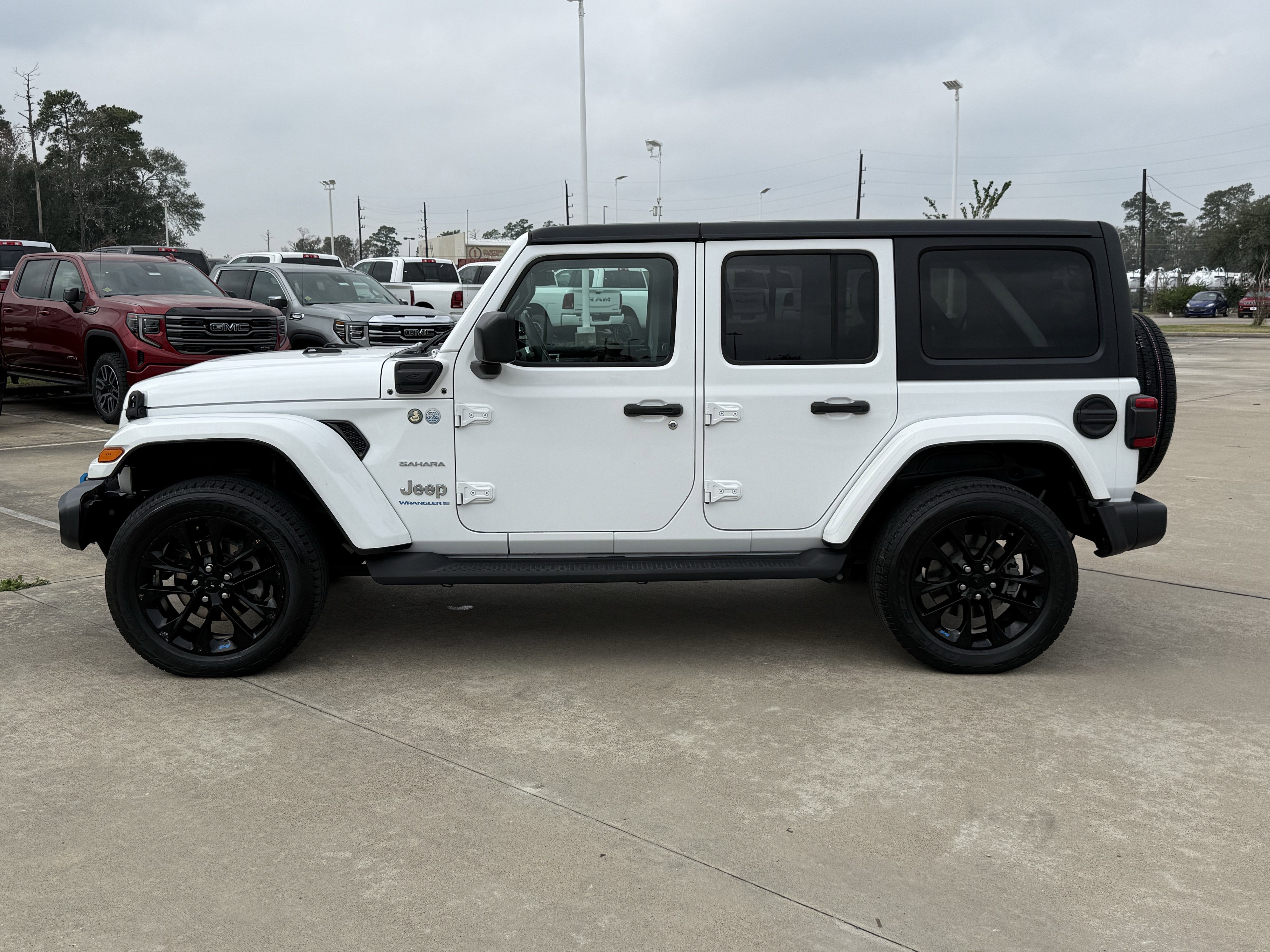 Used 2023 Jeep Wrangler Sahara image 8