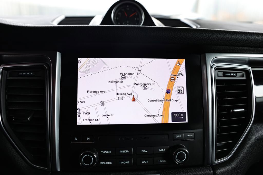 Used 2018 Porsche Macan image 46