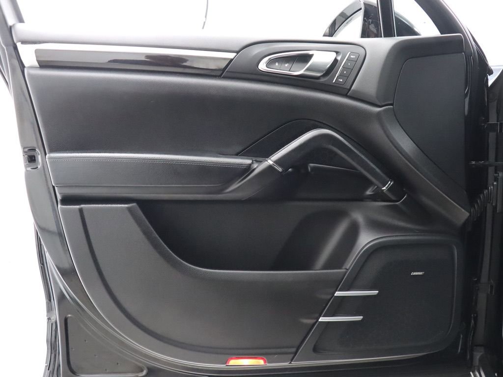 Used 2016 Porsche Cayenne image 38