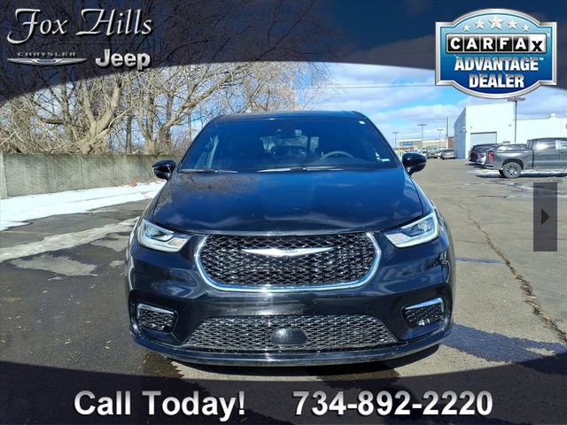 Used 2026 Chrysler Pacifica Select image 2