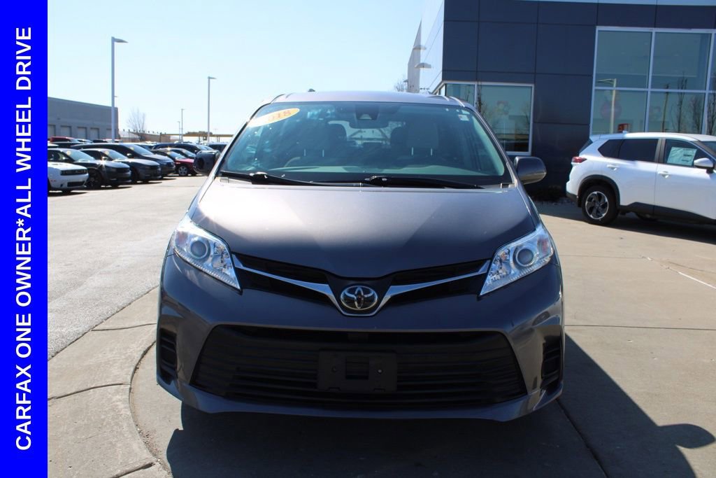 Used 2018 Toyota Sienna LE image 2