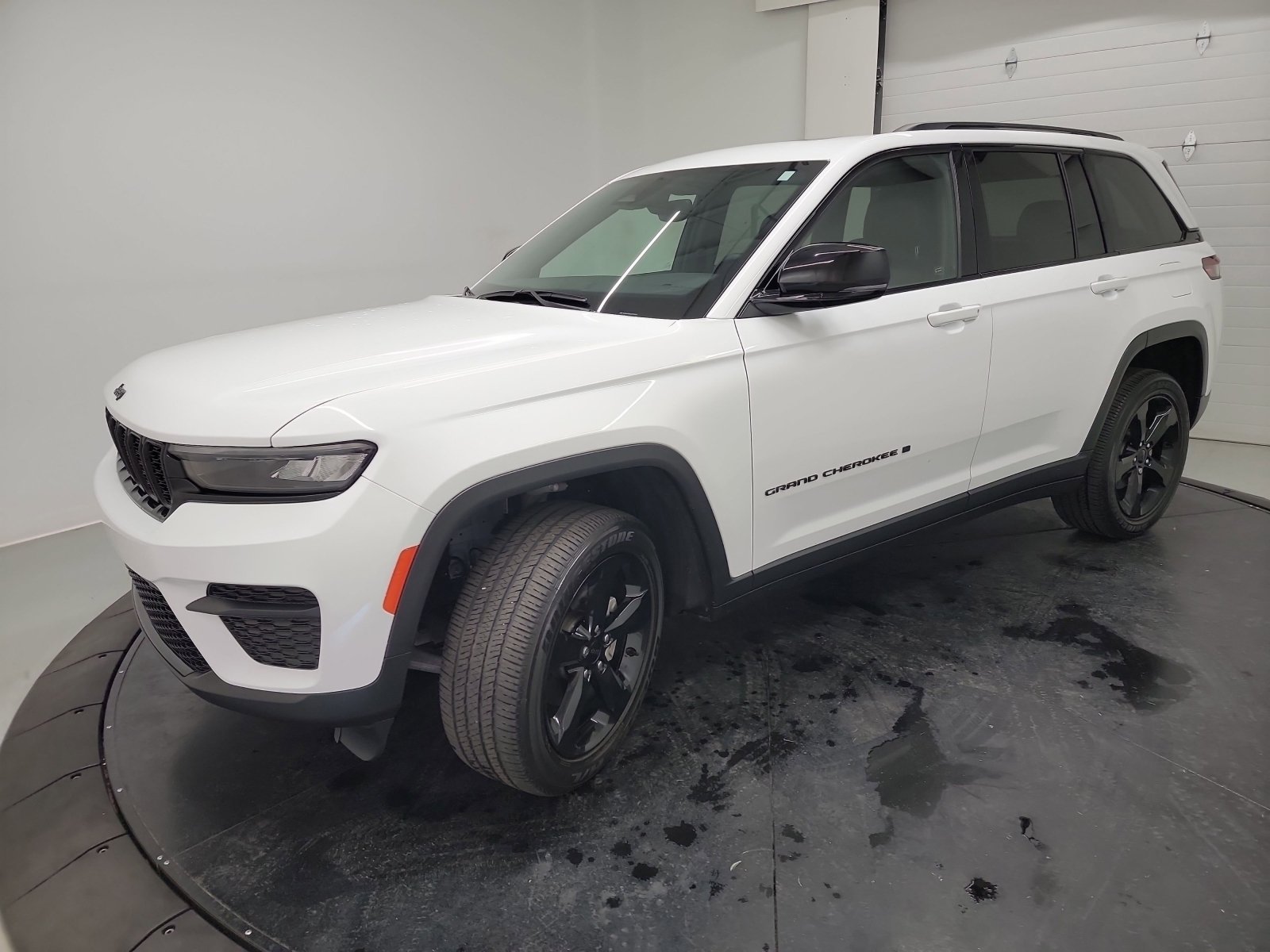 Used 2023 Jeep Grand Cherokee Altitude AWD/4WD image 3