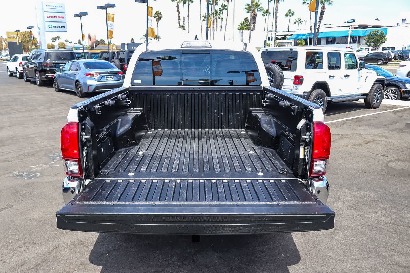 Used 2018 Toyota Tacoma SR5 AWD/4WD image 25