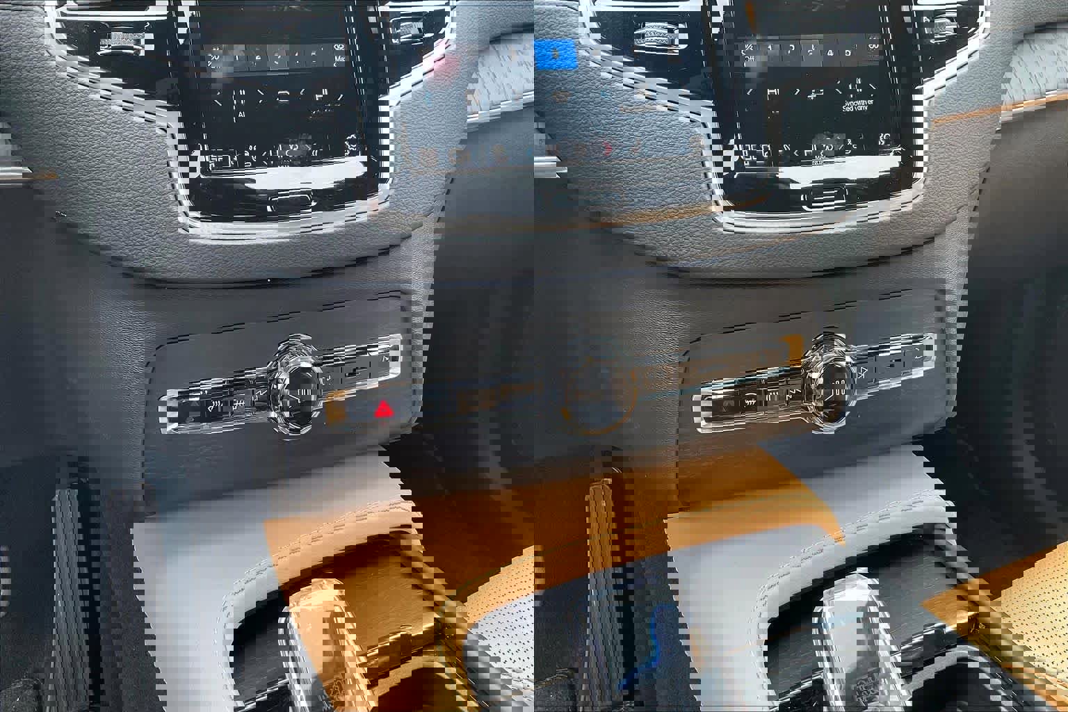 Used 2024 Volvo XC90 B6 Ultimate w/ Lounge Package image 33