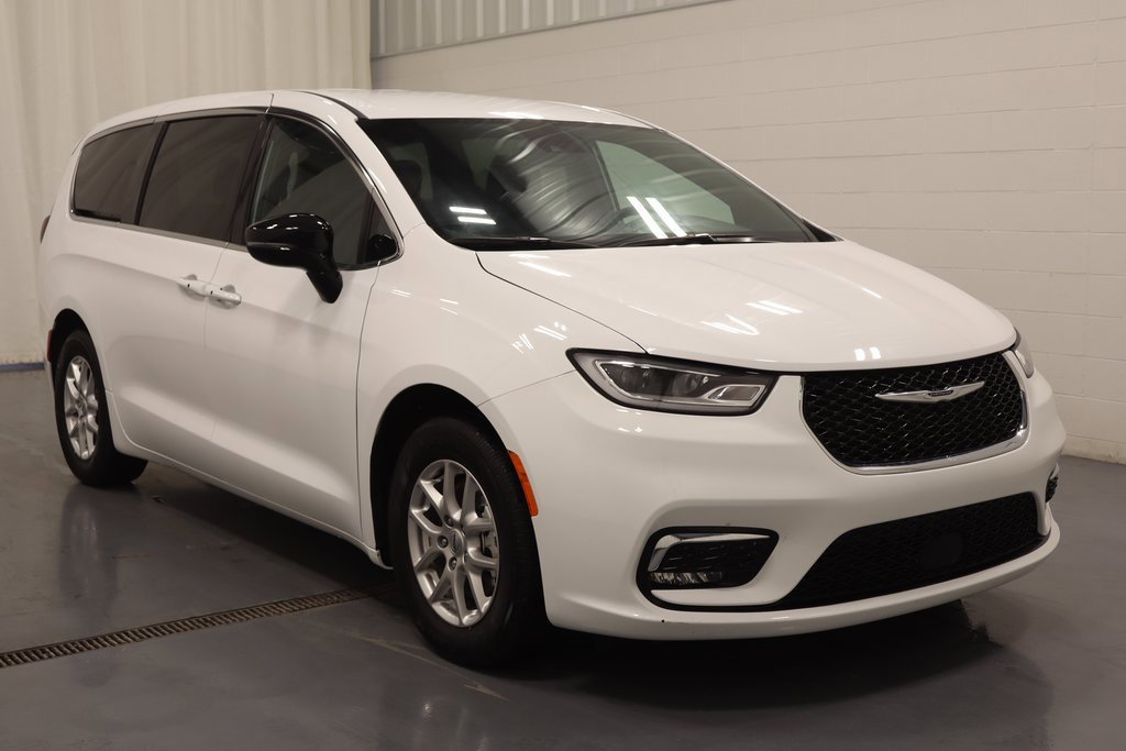 Used 2025 Chrysler Pacifica Select image 2