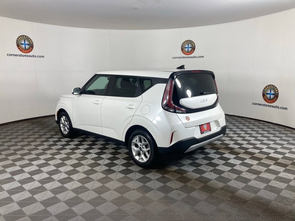 Certified 2025 Kia Soul LX w/ LX Technology Package FWD image 17