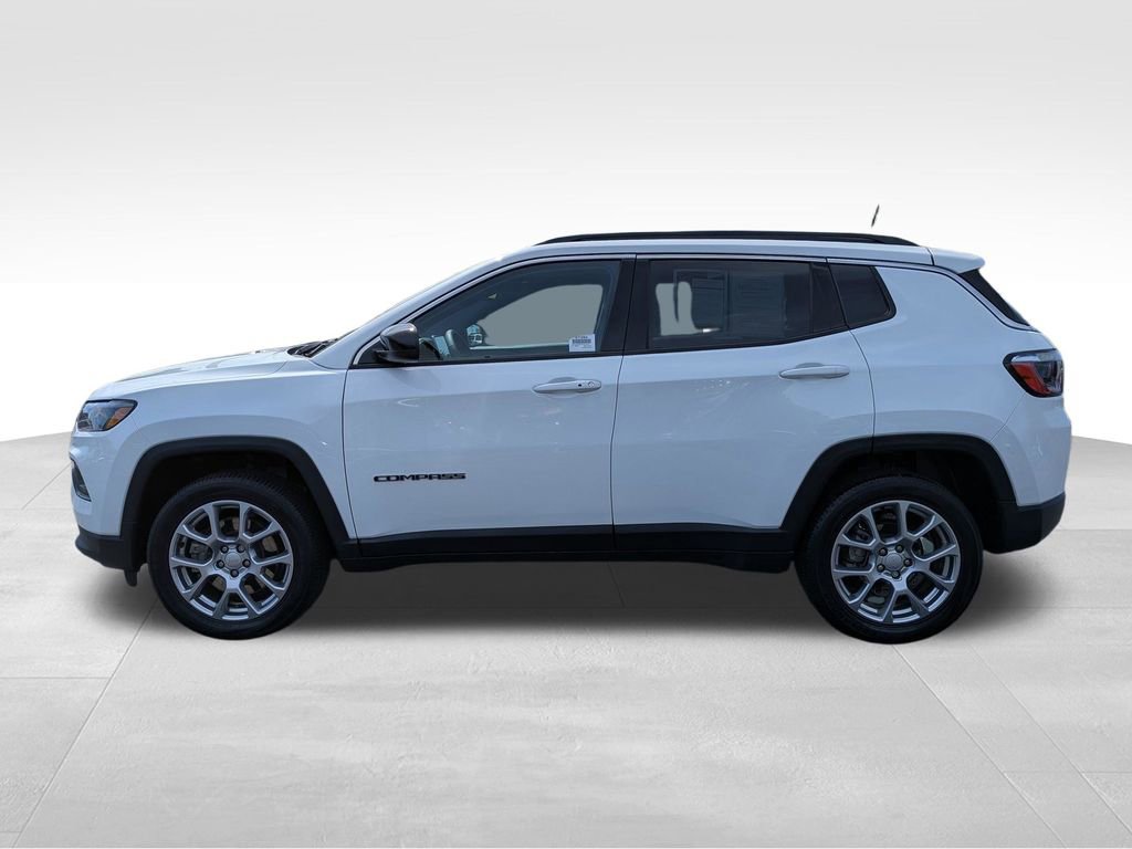 Used 2023 Jeep Compass Latitude w/ Sun and Sound Group AWD/4WD image 11