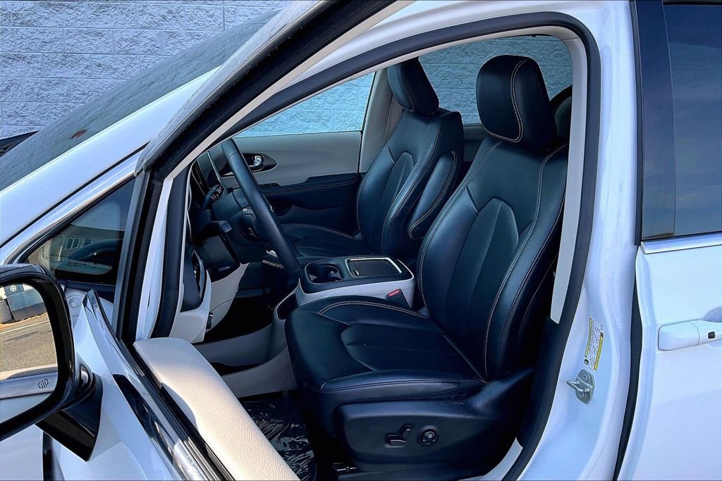 Used 2024 Chrysler Pacifica Touring-L FWD image 18