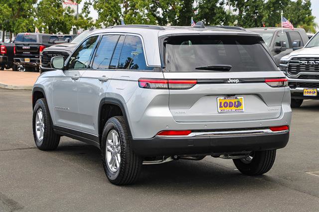 New 2025 Jeep Grand Cherokee Laredo image 2