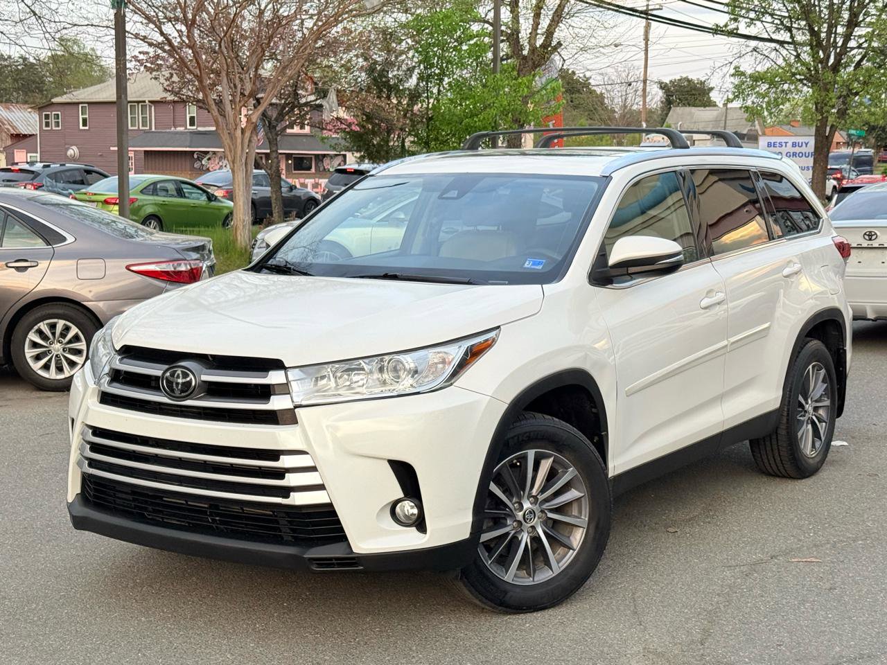 Used 2019 Toyota Highlander XLE AWD/4WD image 3