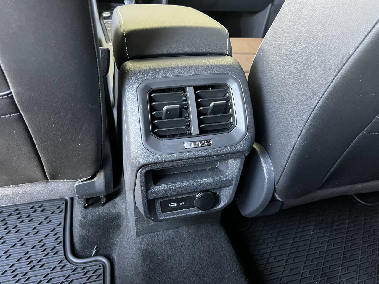 Used 2024 Volkswagen Tiguan SEL R-Line AWD/4WD image 27