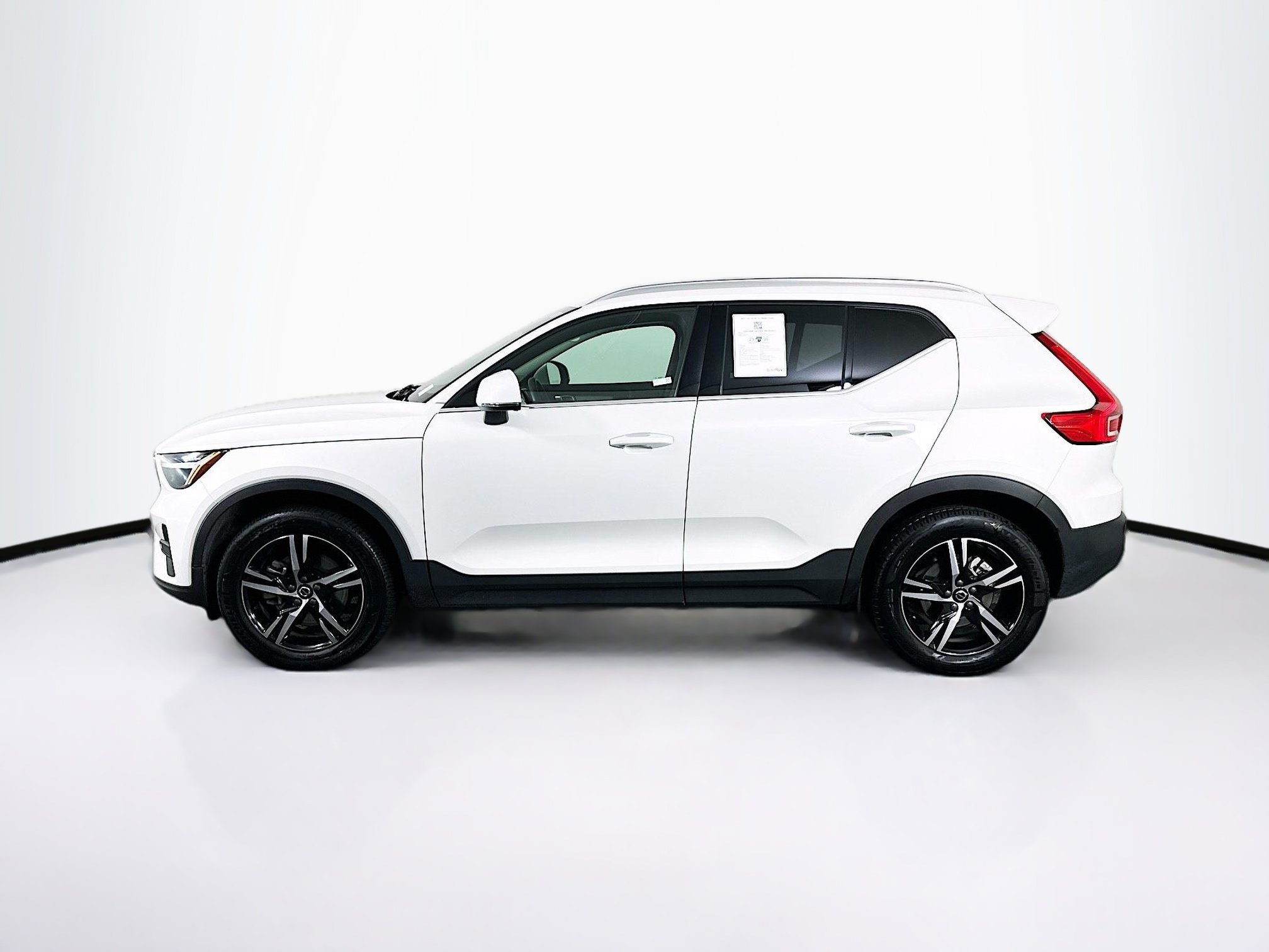 Used 2025 Volvo XC40 B5 Core AWD/4WD image 4