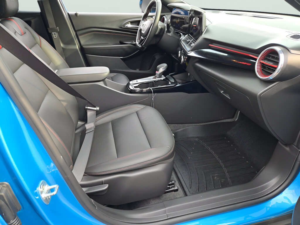 Used 2025 Chevrolet Trax RS w/ Sunroof Package FWD image 7