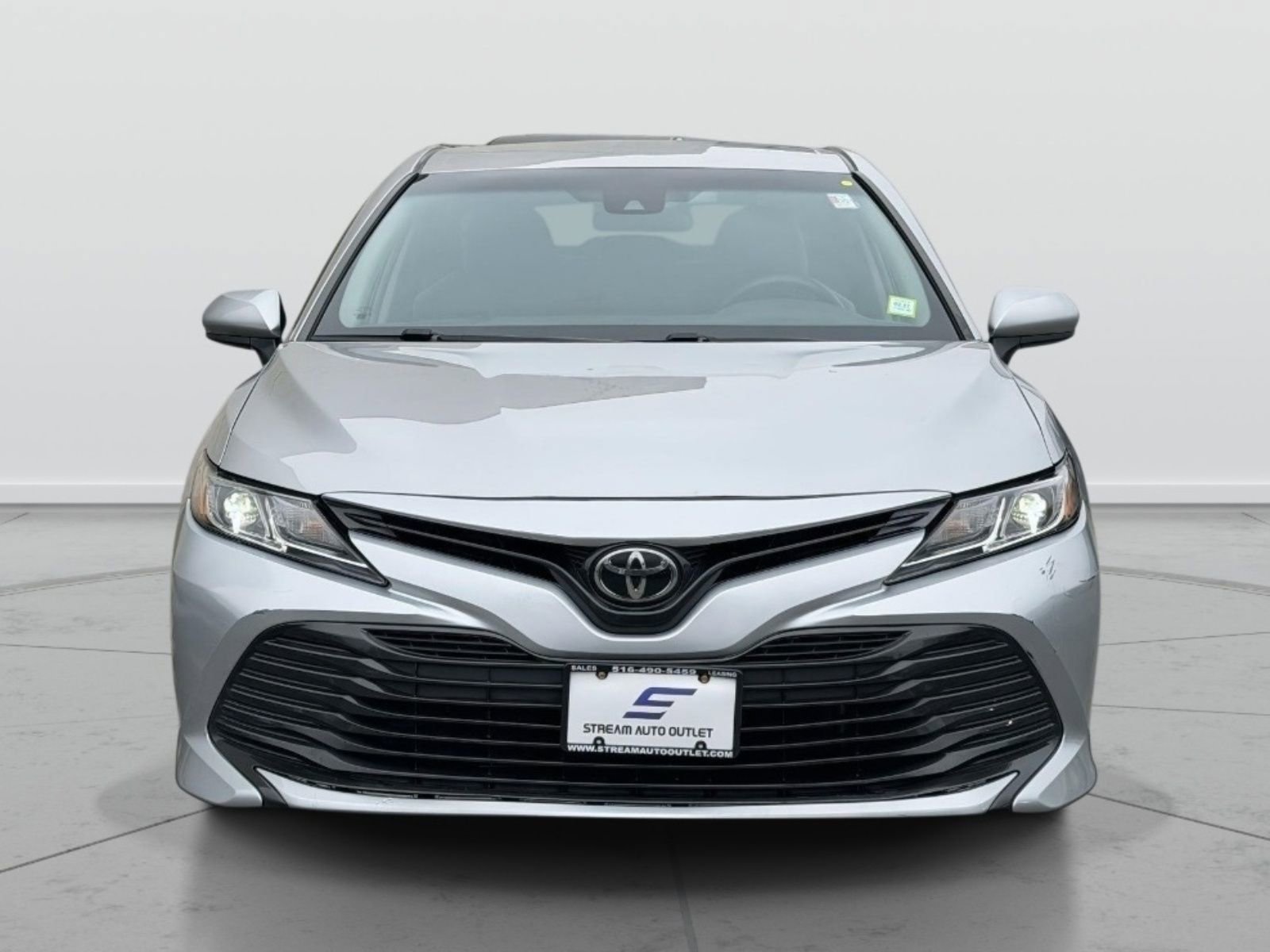 Used 2018 Toyota Camry LE image 2