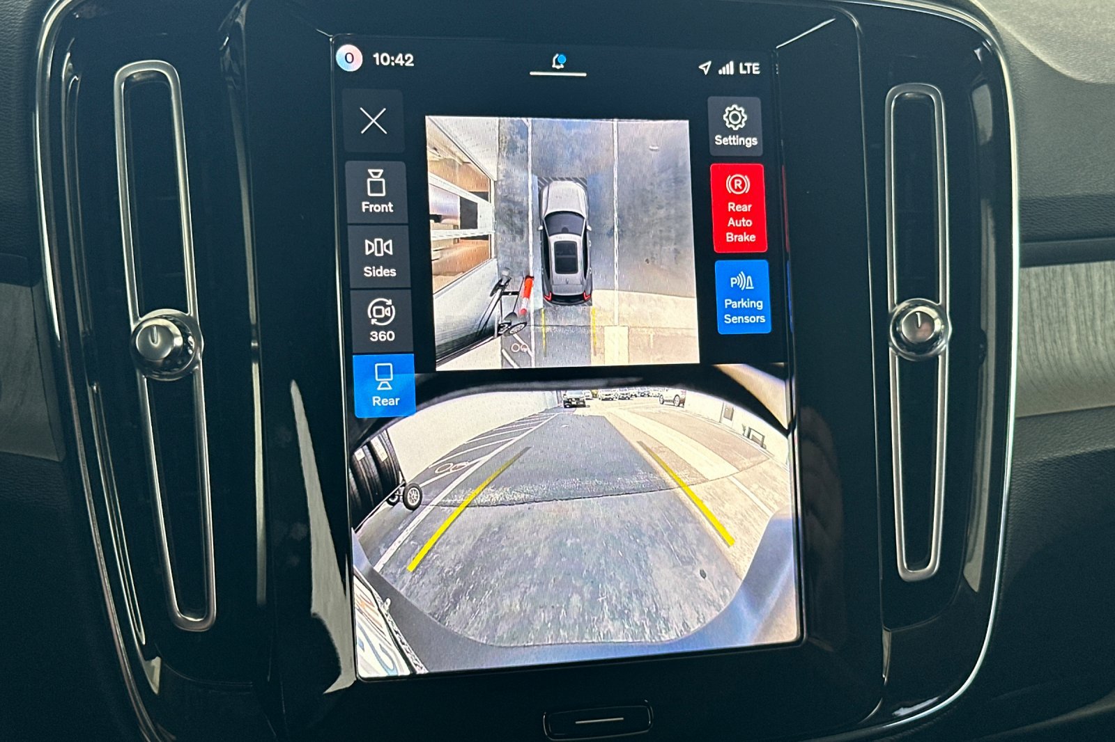 Certified 2026 Volvo XC40 B5 Plus AWD/4WD image 23