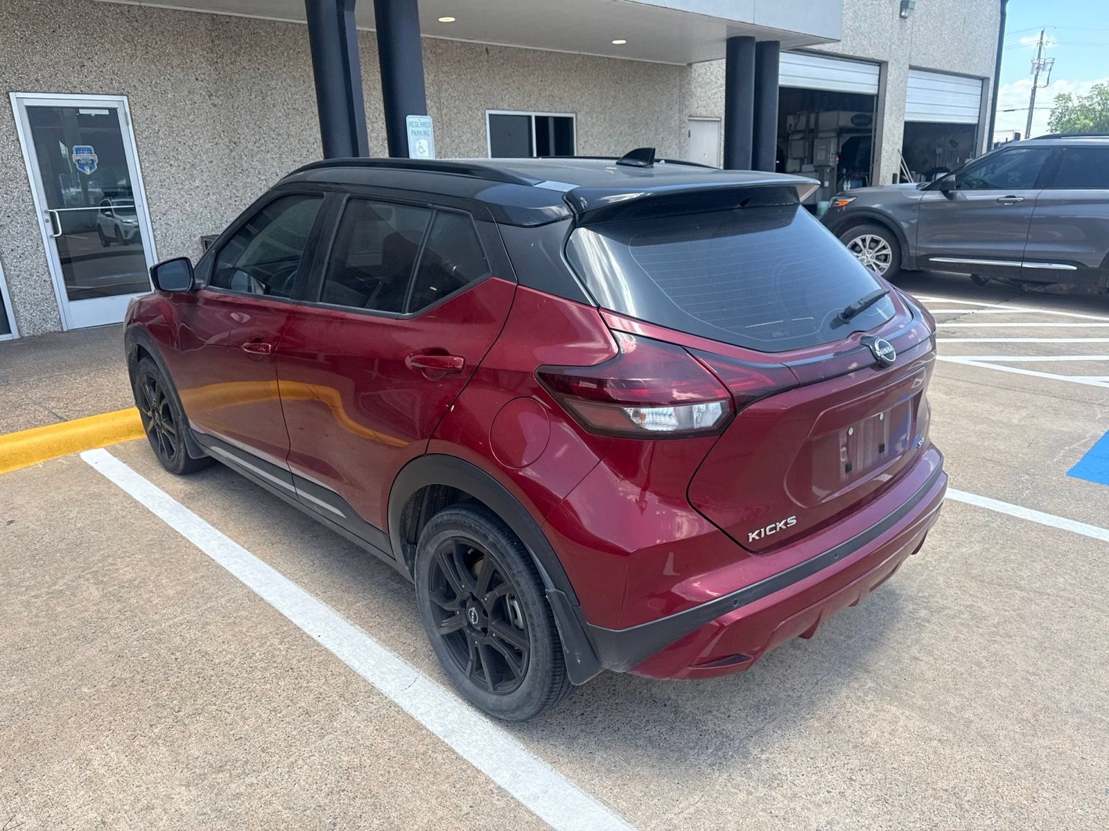Used 2022 Nissan Kicks SR w/ Premium Package FWD image 3