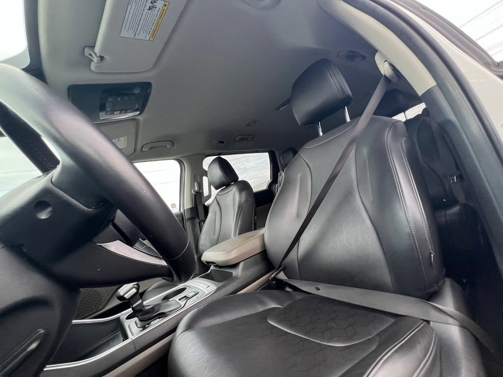 Used 2025 Kia Carnival FWD image 14