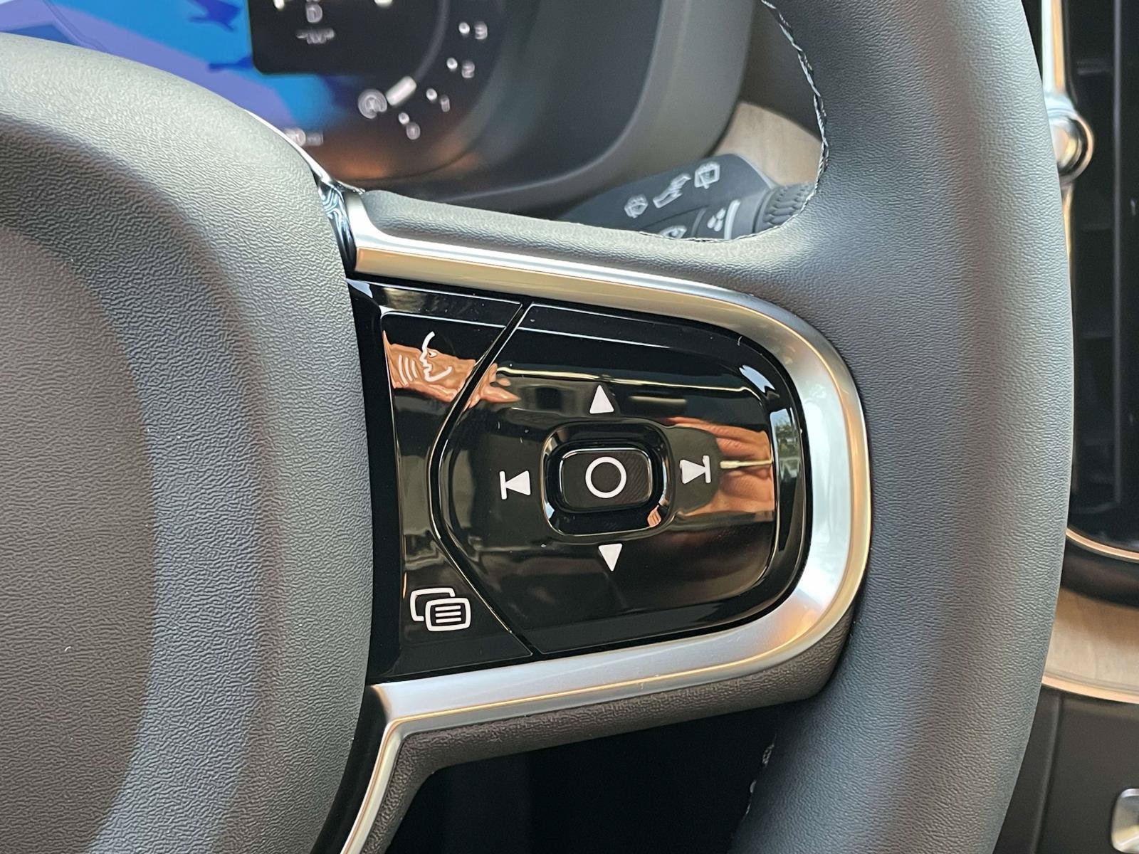 New 2027 Volvo XC60 B5 Plus AWD/4WD image 11